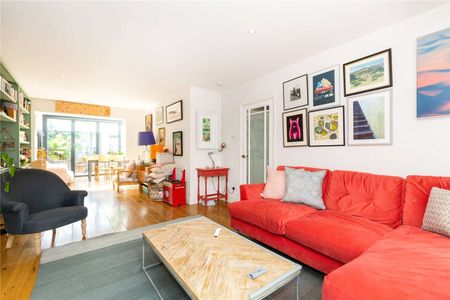 A beautifully presented three bedroom house with large west facing garden in a fantastic Islington location just moments from Highbury & Islington station. - Photo 2