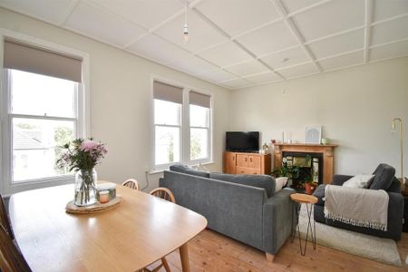 2 bedroom flat to rent - Photo 2