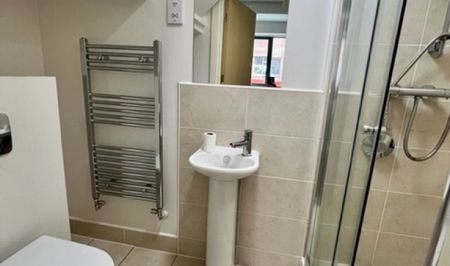 Double Ensuite bedroom in High spec house share - Photo 2