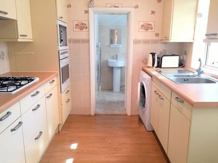 3 bedroom semi-detached house to rent - Photo 5