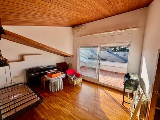 Casa adosada de alquiler en Carrer D'elisenda Ribatallada, L'Eixample - Photo 1