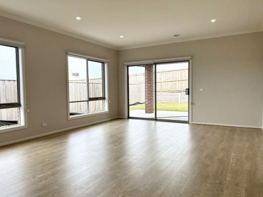 LUXURIOUS FAMILY HOME!!! - Photo 1