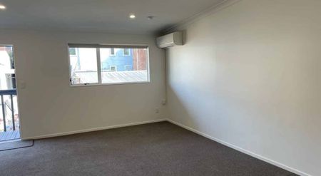 Two-bedroom Central City apartment - Photo 3