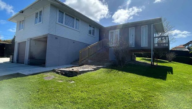Family home with fruit bearing trees. - Photo 1