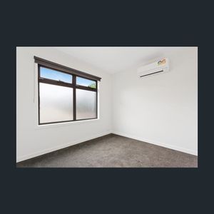 SPACIOUS MODERN TOWNHOUSE - Photo 2