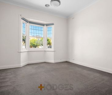 Stylish Californian Looking Into The Sun - Photo 2