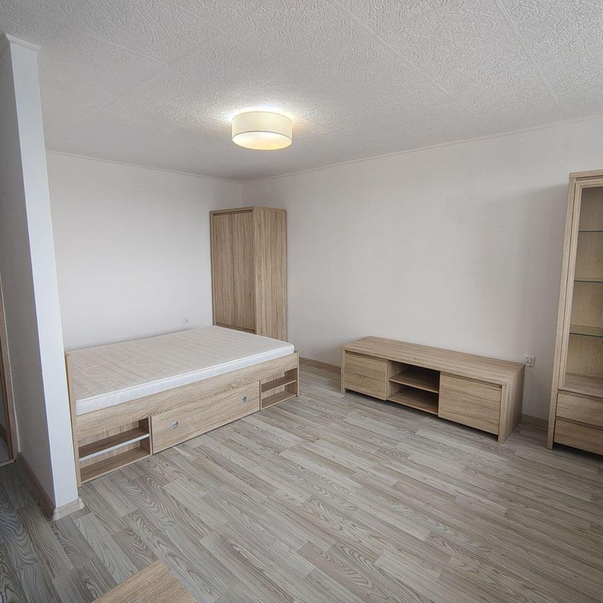 Przestronna kawalerka z dużym balkonem - Zdjęcie 1