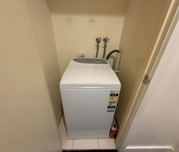 Urban Convenience Meets Stylish Simplicity in the Heart of Melbourne - Photo 4