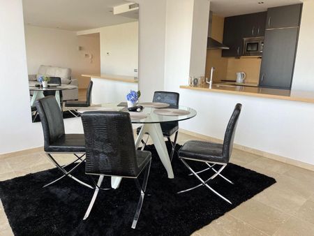 Middle Floor Apartment in Benahavís - Photo 4