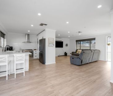 Renovated home complete with split systems and solar panels - Photo 3