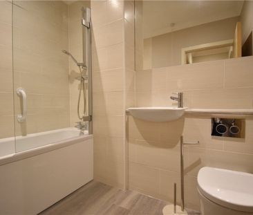 Well presented 2 bedroom second floor apartment for rent in Cambrid... - Photo 2