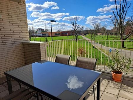 Appartement met 2 slaapkamers, terras en autostaanplaats op gezellige locatie - Photo 4