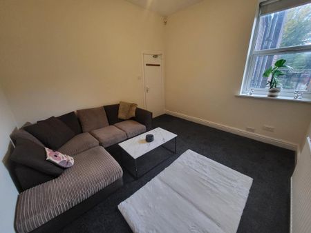 8 bedroom semi-detached house to rent - Photo 3