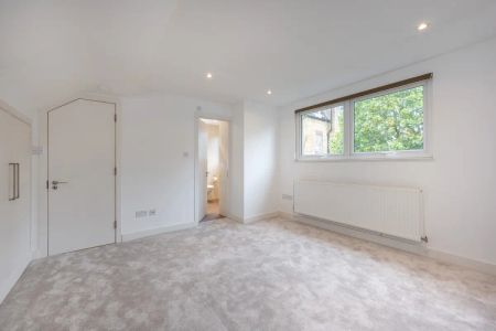 5 bedroom house in St John's Wood - Photo 2