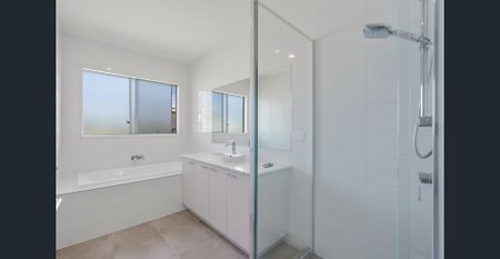 NEAR NEW - Spacious and Stylish 5-Bedroom Family Home in Carseldine - Photo 4