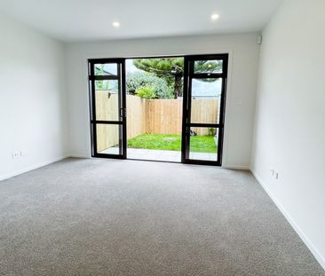 Unit 8, 2 Stokes Avenue, Te Atatu Peninsula, Auckland - Photo 5