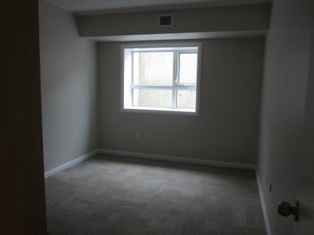 96 University Avenue - Photo 2