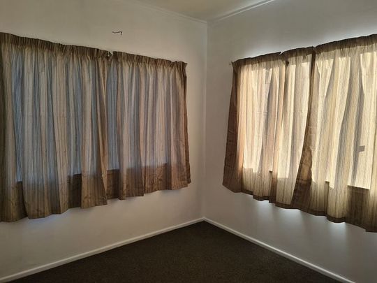 Sunny 2-bedroom unit in Moera, Lower Hutt - Photo 1