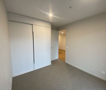 Stylish 2 Bedroom Apartment-Very close to train. - Photo 4