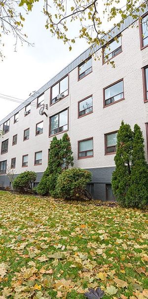 Crown Hill Place Apartments - Photo 1