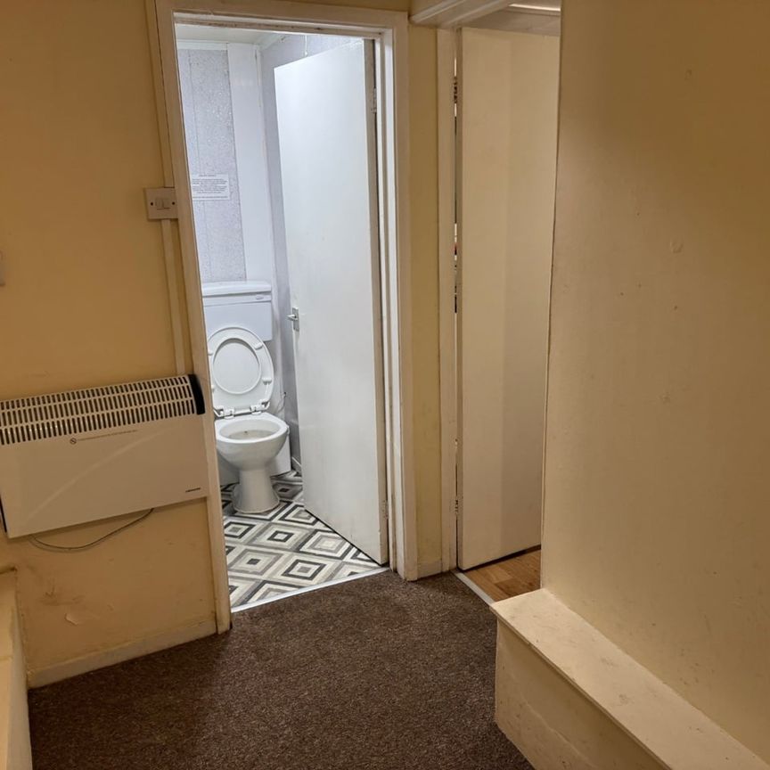 Studio Flat, Kings Road, RG1 - Photo 1