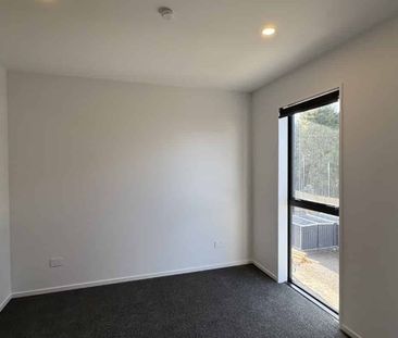 Modern, low maintenance 2 bedroom townhouse - Photo 1