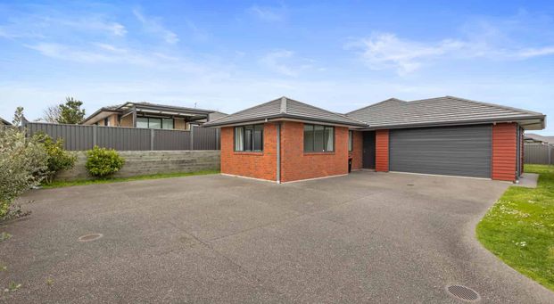 Modern home at The Lakes - Photo 1