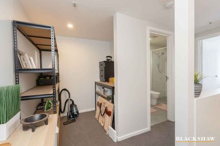 One bedroom + study townhouse - Flexible available date! - Photo 2