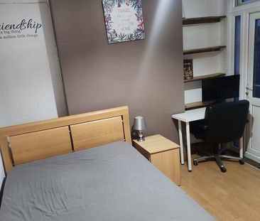 3 bedroom house of multiple occupation to rent - Photo 1