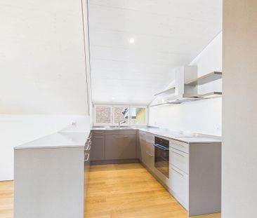 Sehr grosszügige, lichtdurchflutete, frisch renovierte Dachwohnung - Photo 2