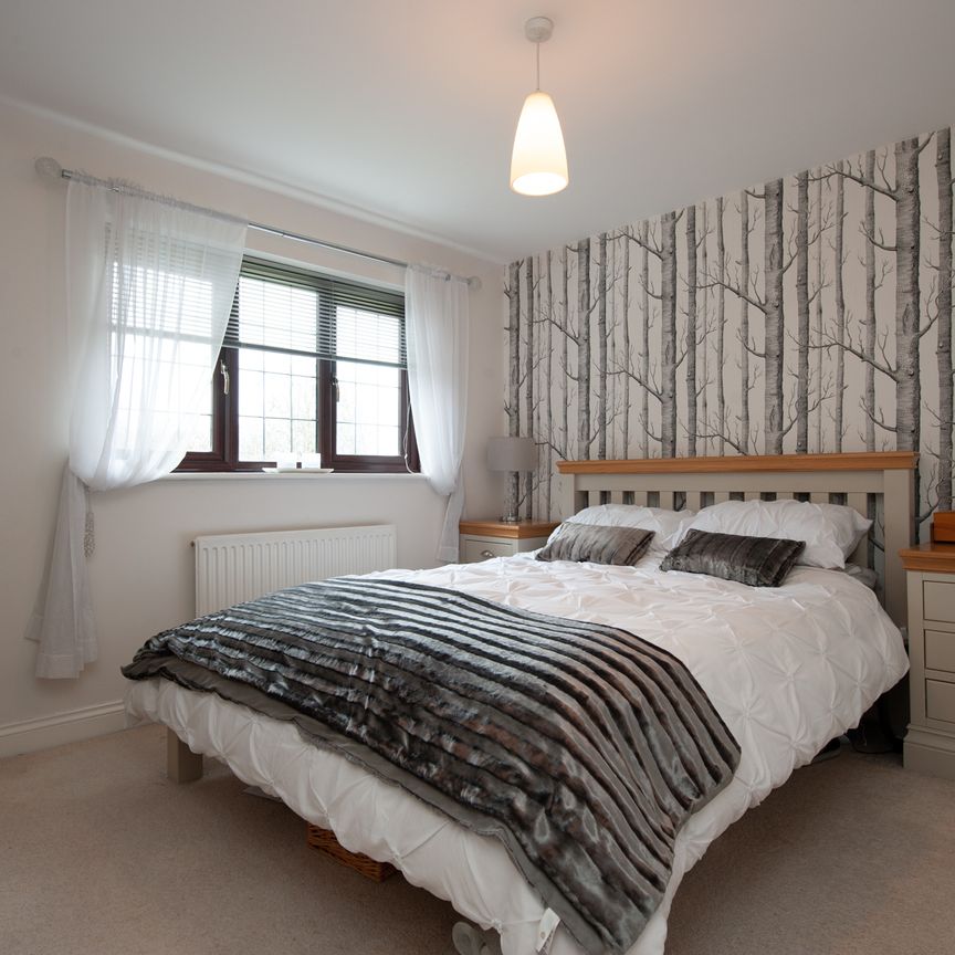 4 bedroom detached to rent 12 Sleaford Close, Swindon - Photo 1