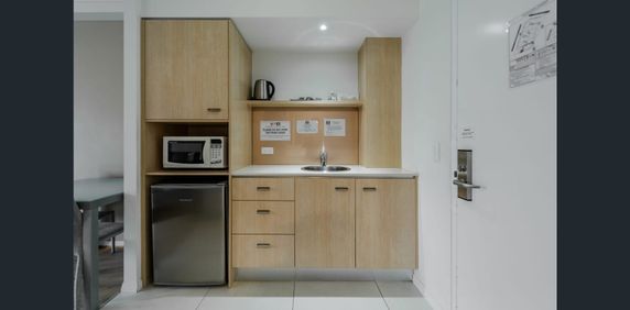 Stylish 1-Bedroom Apartment in Prime Varsity Lakes Location! - Photo 2