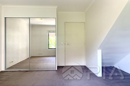 Spacious Bedroom Split Level Apartment - Photo 3