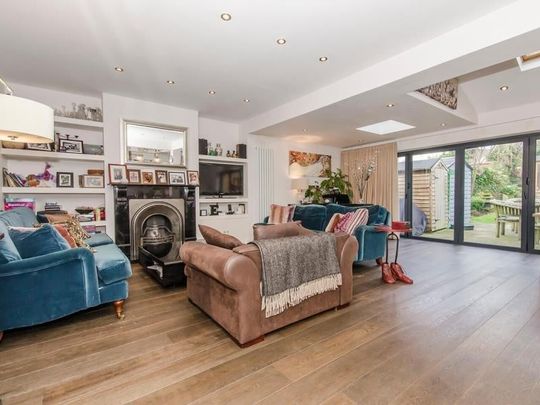 6 Bed Semi-Detached House, Abbots Gardens, N2 - Photo 1