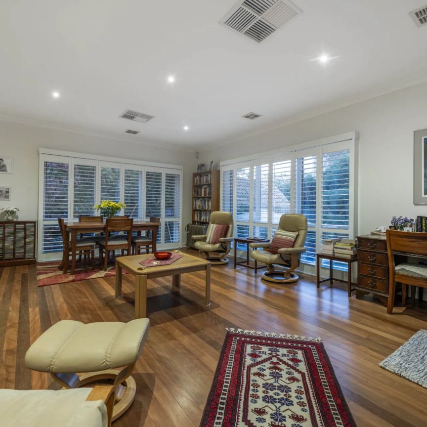 Charming Cottage Nestled Amid Tall Trees and Picturesque Gardens - Photo 1