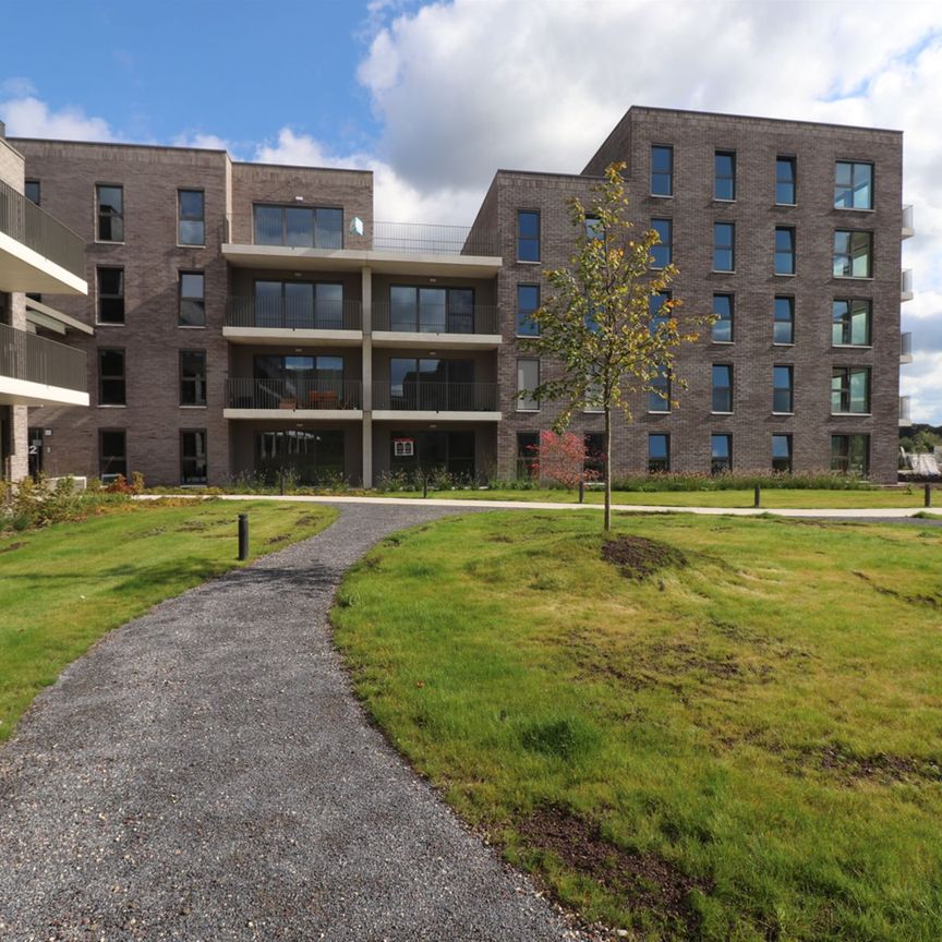 Een BEN-nieuwbouwappartement op het gelijkvloers met 2 slaapkamers, terras, autostaanplaats en kelderberging. - Foto 1