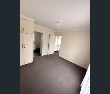 Freshly painted -1 Bedroom Unit in Great Central Location - Photo 3