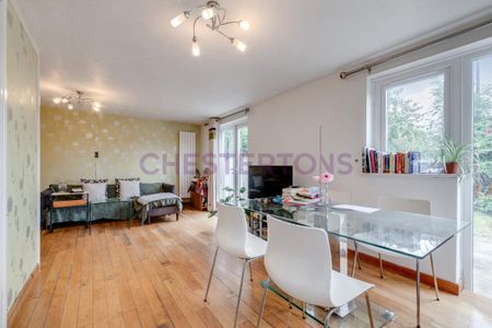 3 bedroom in London - Photo 2