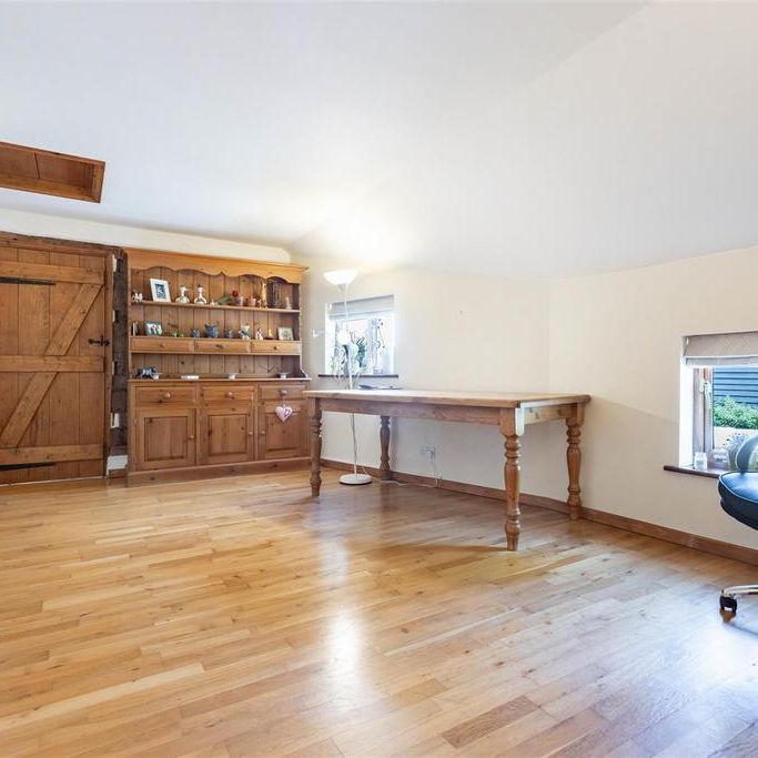 4 bedroom barn conversion to rent - Photo 1