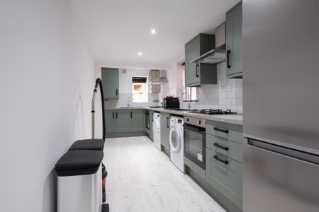 1 bedroom in a house share to rent - Photo 4