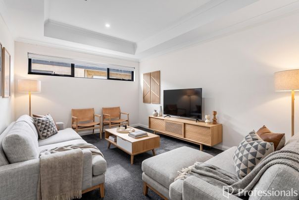 Modern comfort with room for everyone! - Photo 1