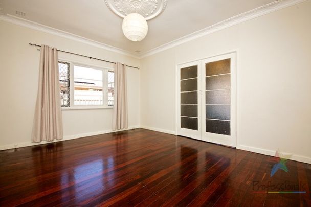 QUAINT COTTAGE HOME! - Photo 1