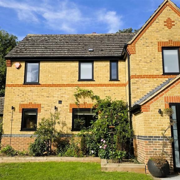 5 bedroom detached house to rent - Photo 1