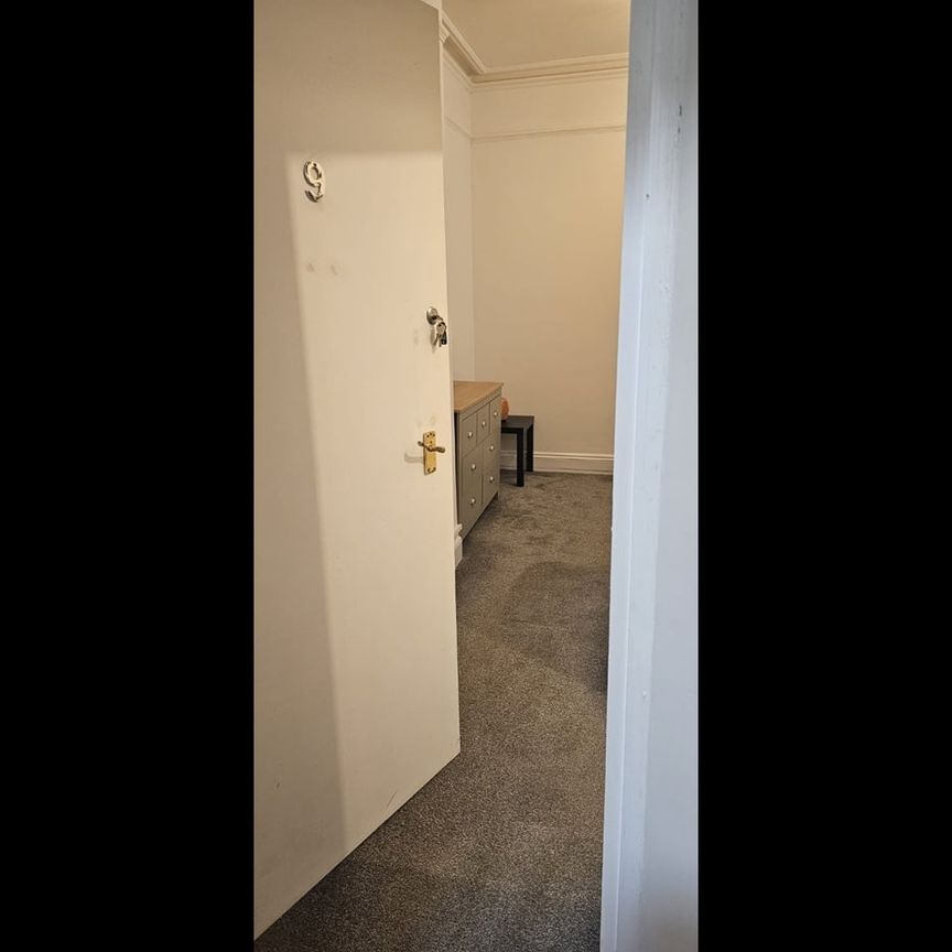 Studio Flat, Reading, RG1 - Photo 1