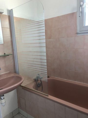 A LOUER Centre Ville d'AVRANCHES Appartement sans ascenseur situé au 2ème étage comprenant : ... - Photo 2