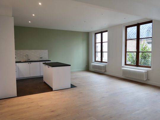 Ruim appartement met 2 slaapkamers aan de Markt in Lokeren! - Photo 1