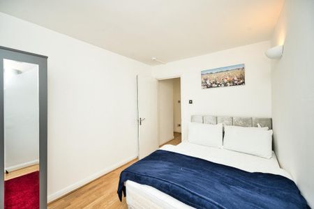 1 bedroom in a flat share to rent - Photo 2