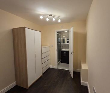 1 bedroom in a flat share to rent - Photo 2