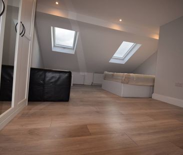 Self contained studio flat close to east ham station- - Photo 3