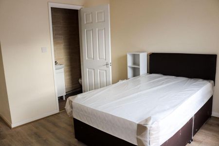 6 bedroom terraced house to rent - Photo 4